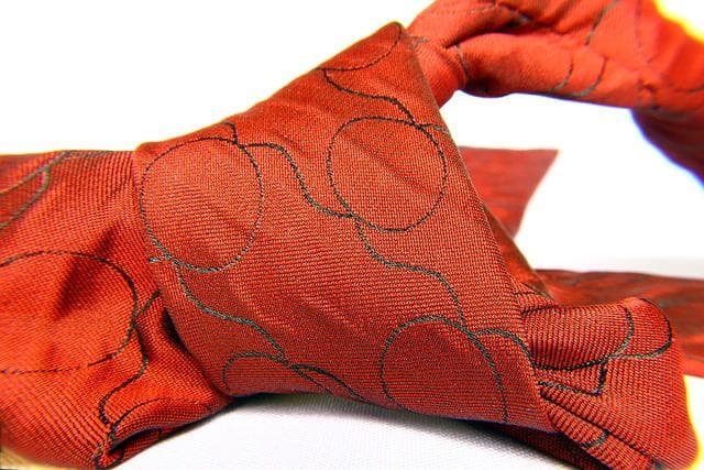 Jak nosić czerwony krawat - symbolika barwy dopasowanie koszuli i poszetki