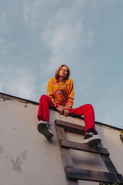 Jak dopasować buty do szerokich spodni? Praktyczne porady na każdą porę roku